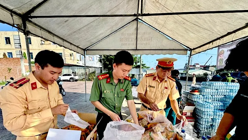 Cảnh sát giao thông Đồng Tháp tiếp sức người dân về quê đón Tết Dương lịch