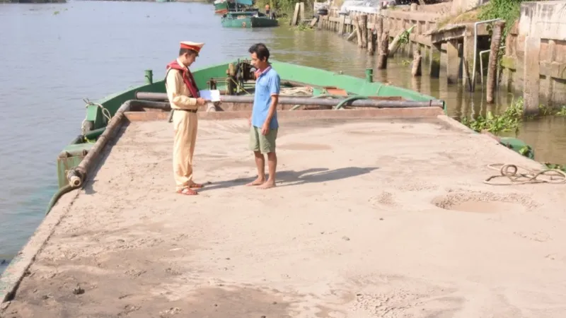 Đồng Tháp: Liên tiếp phát hiện 6 phương tiện vận chuyển cát trái phép