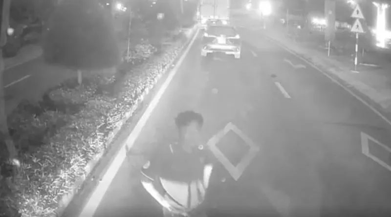 Hai phương tiện chặn nhau giữa quốc lộ 80. Ảnh cắt từ clip