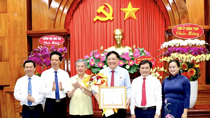 Tỉnh Đồng Tháp trao Huy hiệu Đảng dịp 3-2