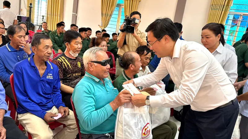 Lãnh đạo TPHCM thăm, tặng quà tết tại Đồng Tháp