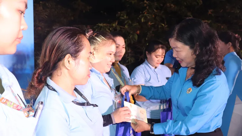 Đại diện Liên đoàn Lao động tỉnh Đồng Tháp trao quà tết đến công nhân
