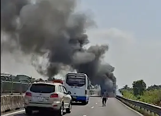 Xe container bốc cháy trên cao tốc Trung Lương - Mỹ Thuận