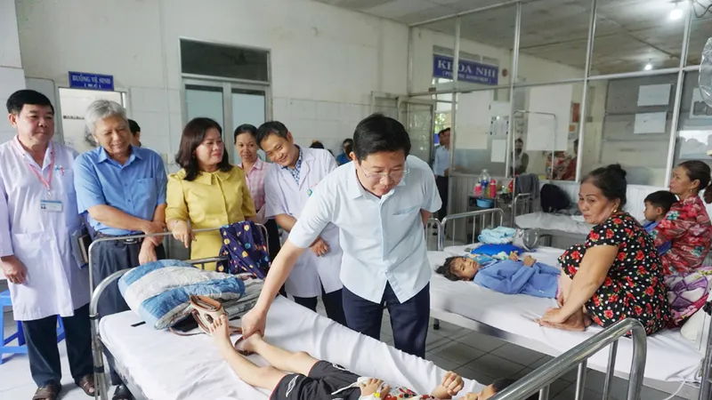 Phó Chủ tịch UBND tỉnh Đồng Tháp Huỳnh Minh Tuấn đến thăm, động viên các em học sinh đang điều trị tại Bệnh viện Đa khoa Sa Đéc