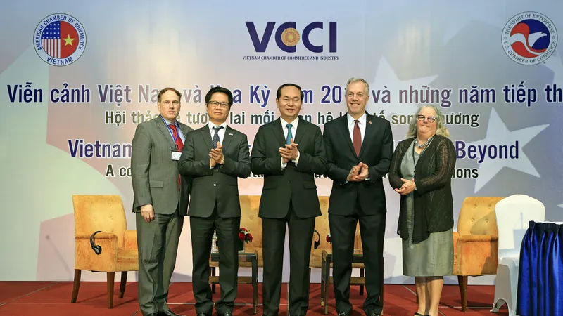 Chủ tịch nước Trần Đại Quang cùng Đại sứ Hoa kỳ tại Việt Nam Ted Osius chụp ảnh chung với lãnh đạo Phòng Thương mại và Công nghiệp Việt Nam và lãnh đạo Hiệp hội Thương mại Hoa Kỳ. Ảnh: NHAN SÁNG - TTXVN