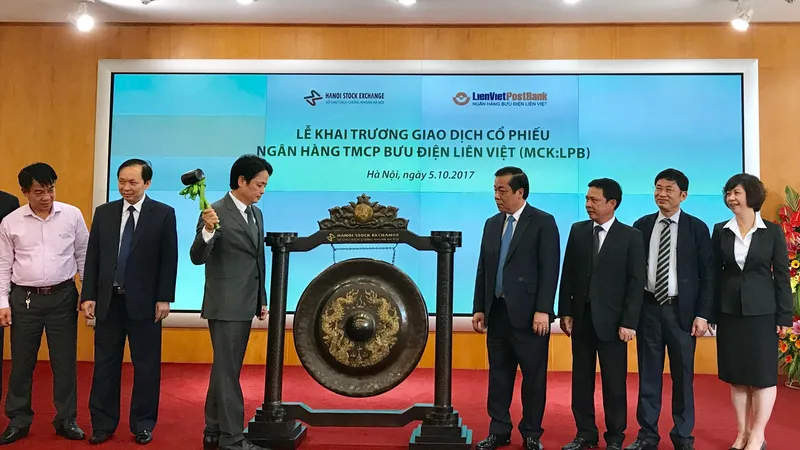 TS Nguyễn Đức Hưởng, Chủ tịch LienVietPostBank đánh cồng khai trương giao dịch cổ phiếu LPB