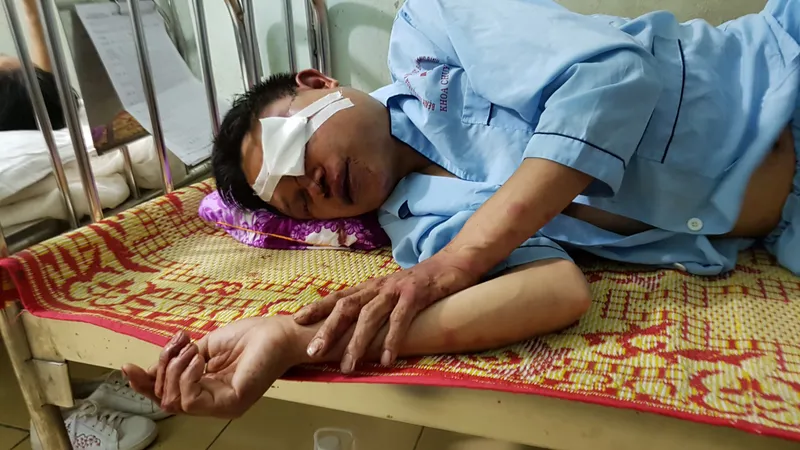 Khai phun thuốc diệt muỗi nhưng bị đánh vì nghi bắt cóc trẻ em