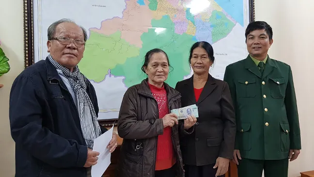 Cựu chiến binh TPHCM tặng quà cho Đại đội nữ pháo binh Ngư Thủy