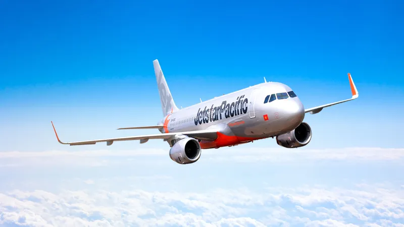 Jetstar Pacific nói máy bay phải ở lại sân bay Đồng Hới nhiều giờ liền do chim va vào và phải chờ kỹ sư trưởng từ TP. Hồ Chí Minh ra kiểm tra an toàn mới có thể cất cánh vào lúc 18h ngày 9-7