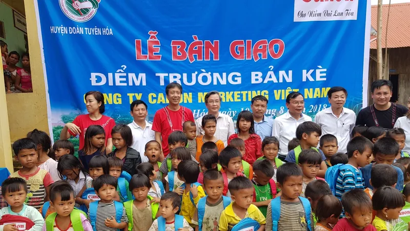 Lễ bàn giao trường bản Kè cho con em đồng bào Mã Liềng của Canon