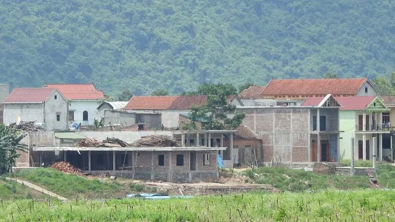 Một số nhà xây lấn sông ở Sơn Trạch