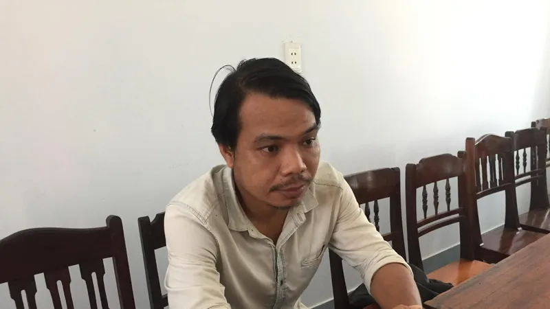 Cao Hoàng Long tại cơ quan công an 