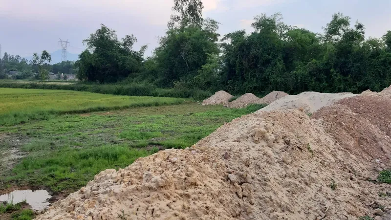 Một phần khác của 20 lô đất đã đổ đất thành đống. Ảnh: MINH PHONG