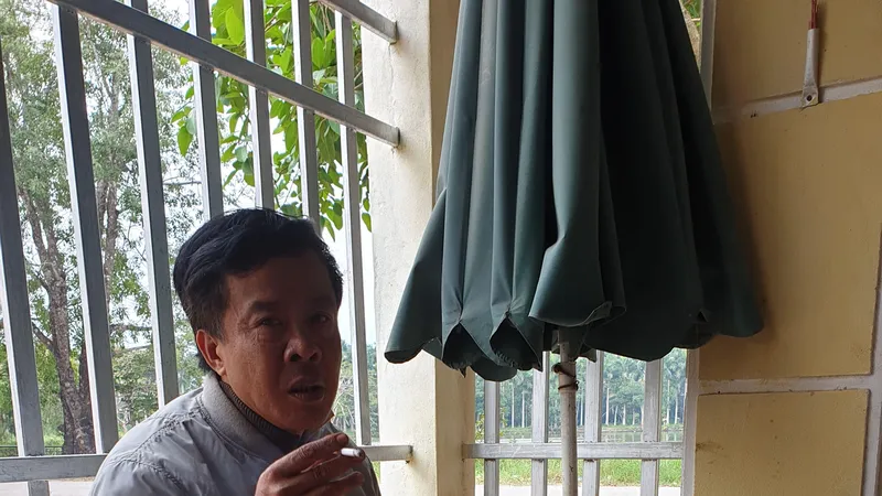 Tại một quán cà phê, ông Tuyển nói về kế hoạch xin việc cho ai có nhu cầu làm an ninh sân bay Đồng Hới