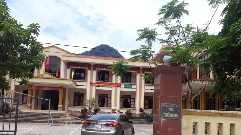 Gỗ lậu tịch thu tại trụ sở xã Trường Sơn.