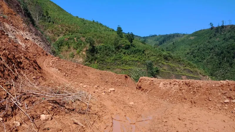 Sạt lở nặng trên đường ra biên giới xã Trọng Hóa.