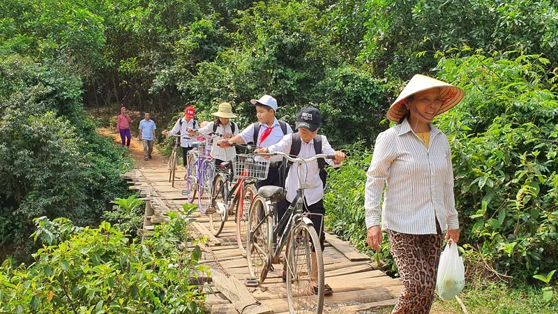 Mùa mưa người dân đi cầu tạm trong lòng hồ Thanh Sơn