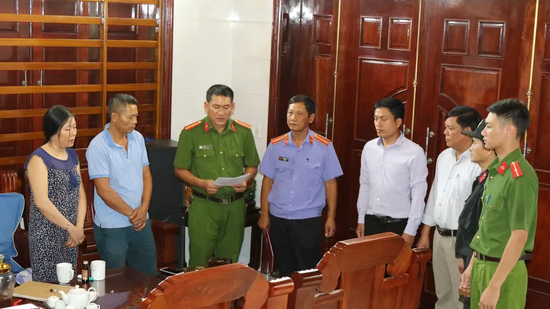 Cơ quan công an đọc lệnh bắt các đối tượng cộm cán trong đường dây đánh bạc hơn 1.000 tỷ đồng
