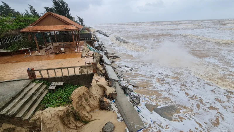 Công trình kè biển vừa xây đã sụp đổ