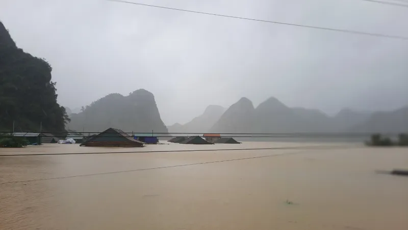Mưa không ngớt trong nhiều ngày qua khiến Quảng Ninh, Lệ Thủy ngập lụt nặng nề