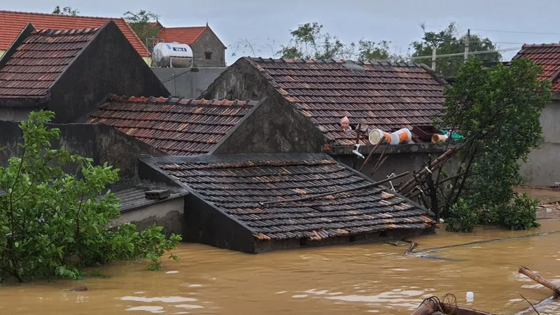 Mưa lũ đang dập Quảng Bình tơi bời