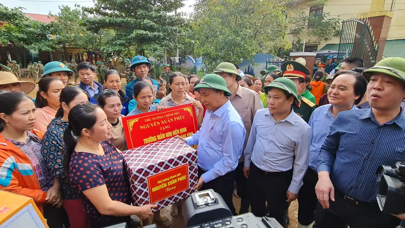 Thủ tướng tặng quà trường mầm non xã Hiền Ninh, nơi vừa trải qua trận lũ lớn