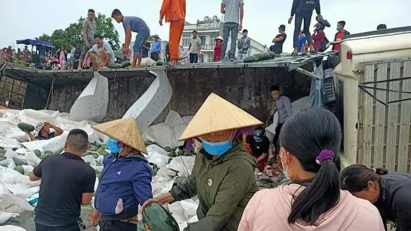 Người dân thu gom, mua hộ dưa cho tài xế gặp nạn