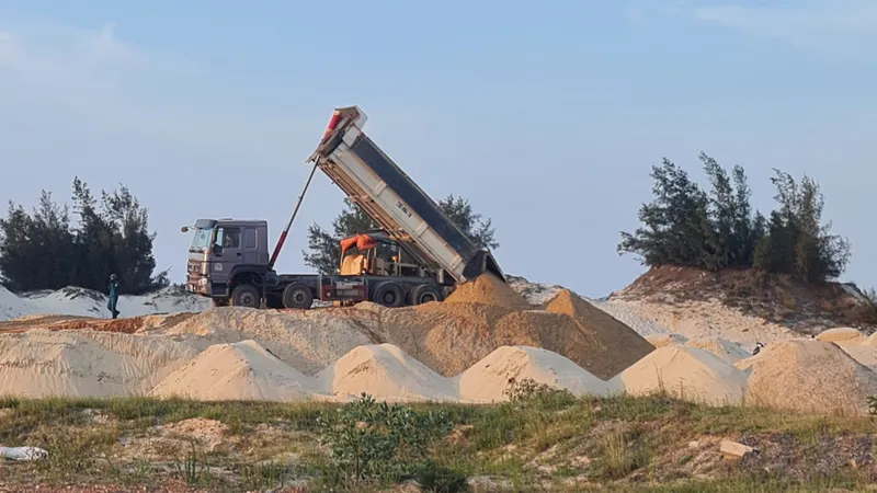 Đường ra biển của người dân bị cho thuê trái phép để đổ cát tận thu