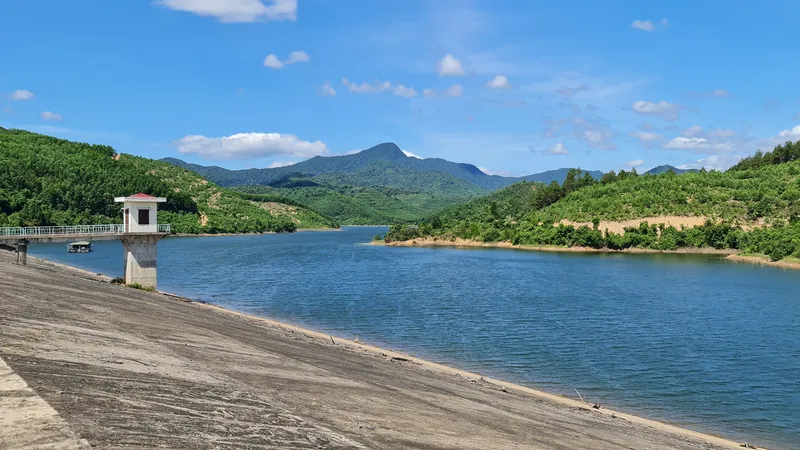 Hồ chứa nước Trôốc Trâu dụng tích gần 12 triệu m3 không phát huy tác dụng do không có hệ thống kênh mương hạ du và cửa cống xả chắn