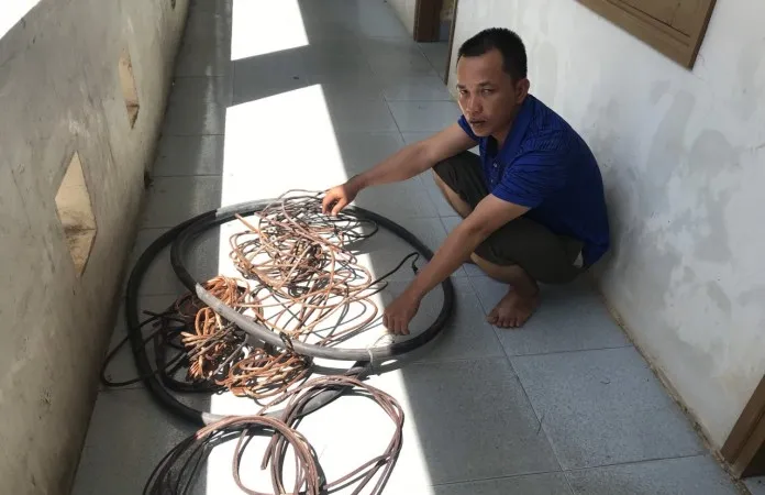 Đối tượng Phan Quốc Nam cùng tang vật vụ trộm tài sản. Ảnh: Công an cung cấp