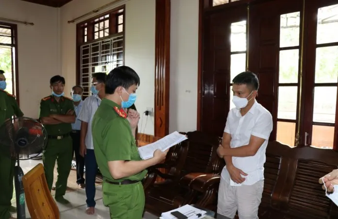 Ban chuyên án khám xét nơi ở của Trần Đại Nghĩa - đối tượng cầm đầu đường dây cá độ bóng đá