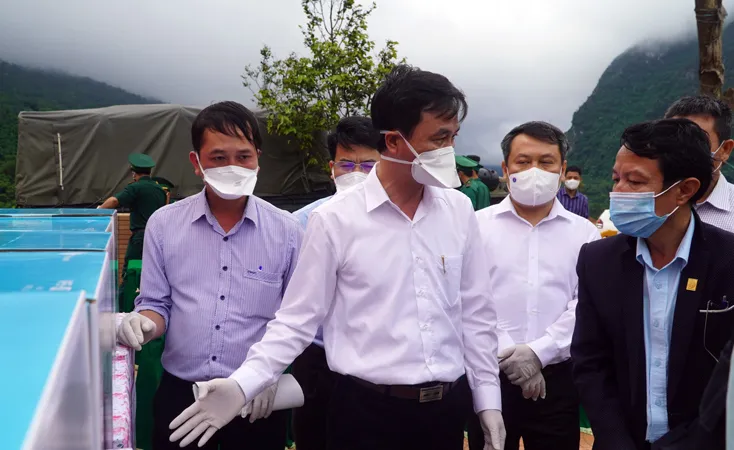 Ngành y tế Quảng Bình, các cơ quan chức năng đã có nhiều chuyến tặng thiết bị y tế đến tỉnh Khăm Muộn, Lào