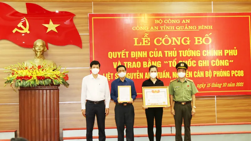 Lễ trao bằng Tổ quốc ghi công cho gia đình liệt sĩ Nguyễn Anh Tuấn