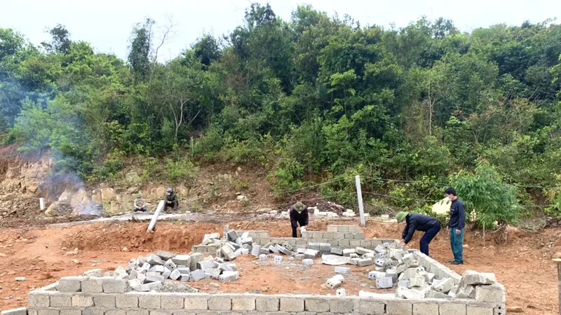 Người dân xã Quảng Lưu, huyện Quảng Trạch, Quảng Bình tháo dỡ công trình trái phép chờ đền bù
