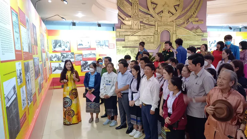 Khai mạc triển lãm sách, ảnh với chủ đề “65 năm Quảng Bình làm theo lời Bác Hồ dạy”