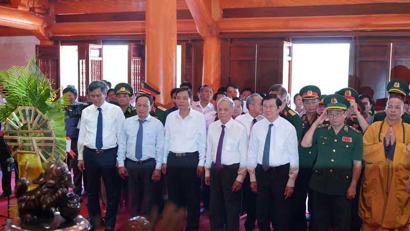 Nguyên Chủ tịch nước Trương Tấn Sang tưởng niệm các liệt sĩ tại đền thờ liệt sĩ ở trọng điểm Cà Roòng-ATP