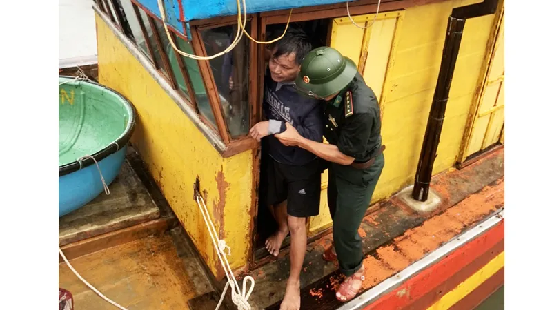 Bộ đội biên phòng Roòn đón 8 ngư dân bị nạn lên bờ