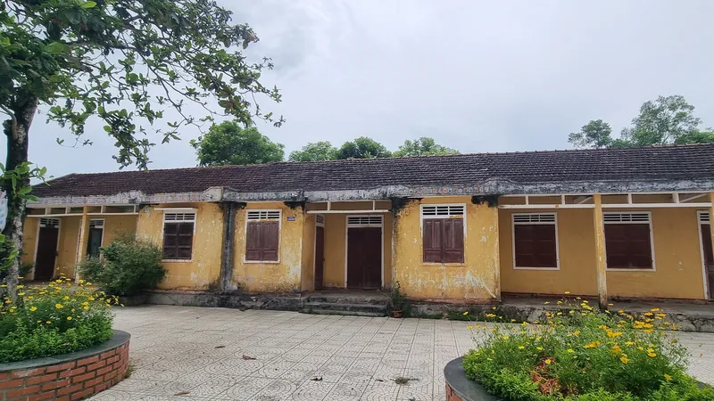 Cận cảnh nhiều trường học xuống cấp khiến cả nghìn học sinh thiếu phòng học