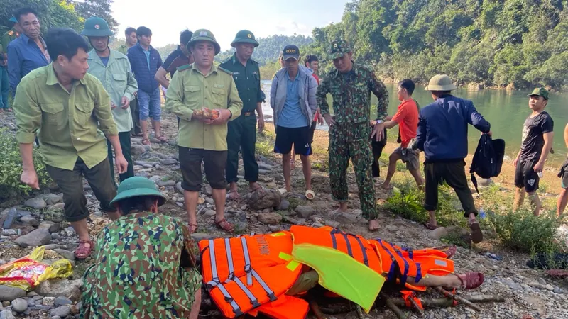 Lực lượng chức năng Làng Ho tìm kiếm nạn nhân