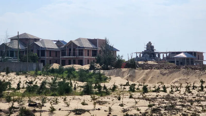 Khu du lịch trái phép trên đất trồng rừng chặn nạn cát bay, cát nhảy. Ảnh: MINH PHONG