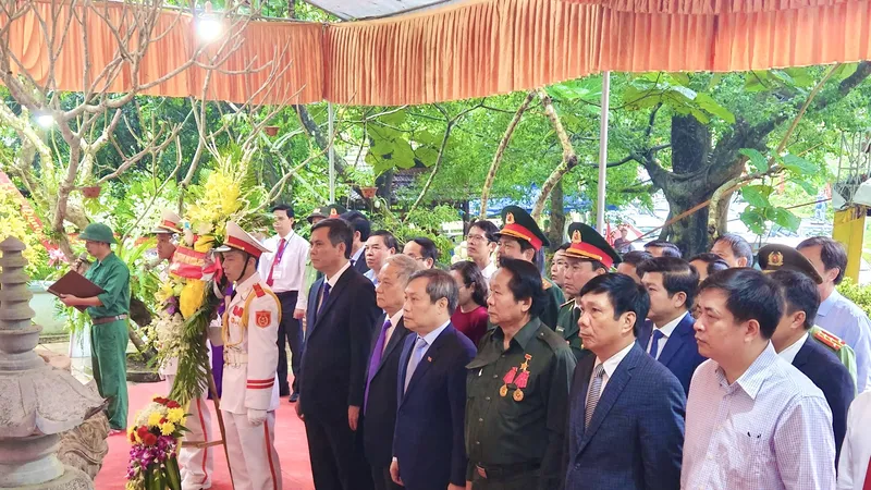 Đại biểu dâng hương tại đền thờ Đường 20-Quyết Thắng