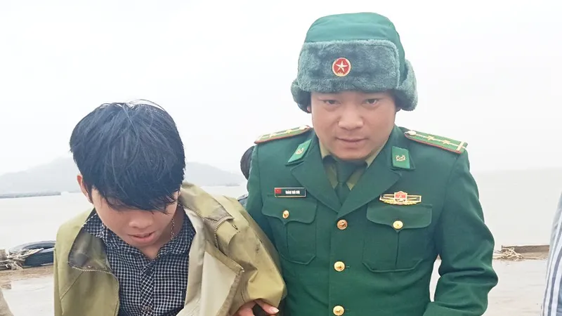 Một trong 8 thuyền viên được đưa vào bờ