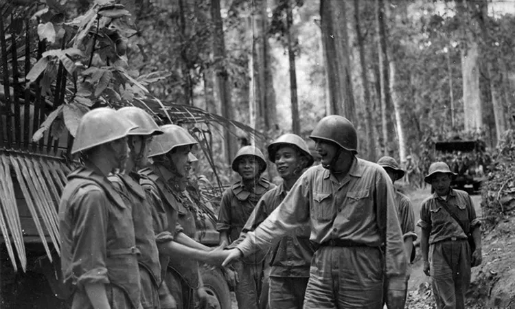 Trung tướng Đồng Sỹ Nguyên thăm hỏi cán bộ chiến sĩ trên chiến trường Trường Sơn. Ảnh tư liệu 