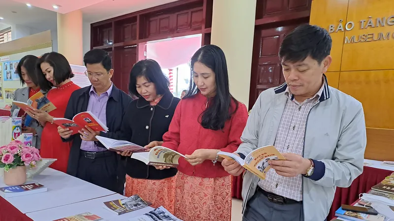 Triển lãm trưng bày hơn 160 ảnh tư liệu, gần 400 đầu sách, giới thiệu về cuộc đời và sự nghiệp của Trung tướng Đồng Sỹ Nguyên
