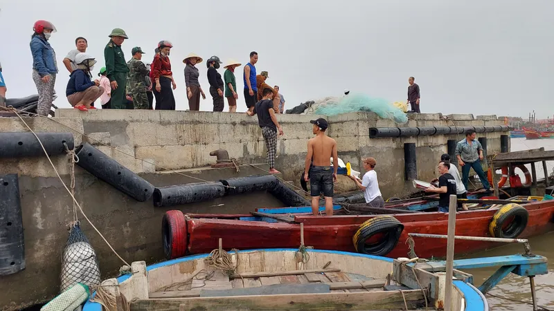 Ngư dân vào bờ an toàn