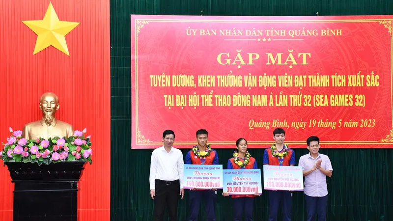 Quảng Bình: Khen thưởng kình ngư Nguyễn Huy Hoàng và 2 VĐV SEA Games 32