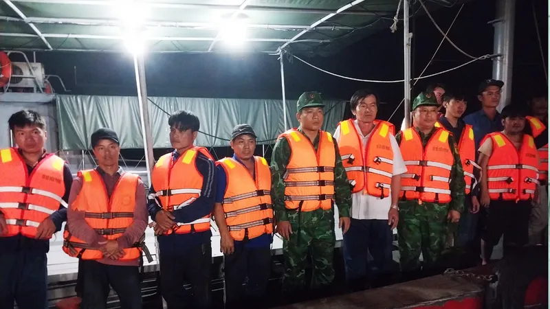 Cứu 10 thuyền viên tàu cá Quảng Ngãi gặp nạn trong đêm