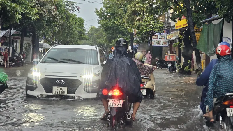 Quảng Bình: Mưa lớn khiến nhiều tuyến đường bị ngập sâu