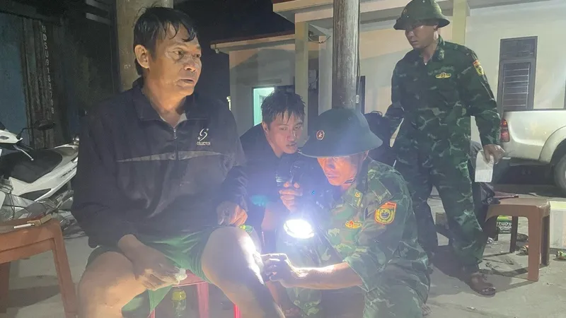 Quảng Bình: Cứu 4 ngư dân bị chìm tàu