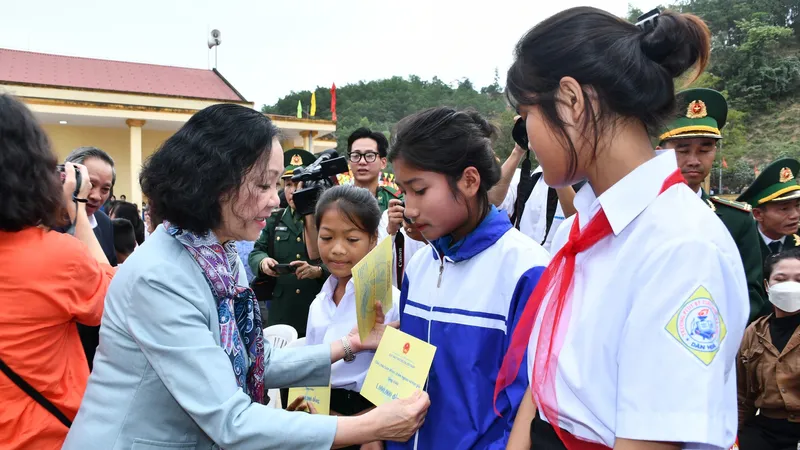 Thường trực Ban Bí thư Trương Thị Mai thăm và tặng quà tết đồng bào biên giới Quảng Bình